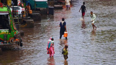 Heavy rain and floods kill 98 in Pakistan