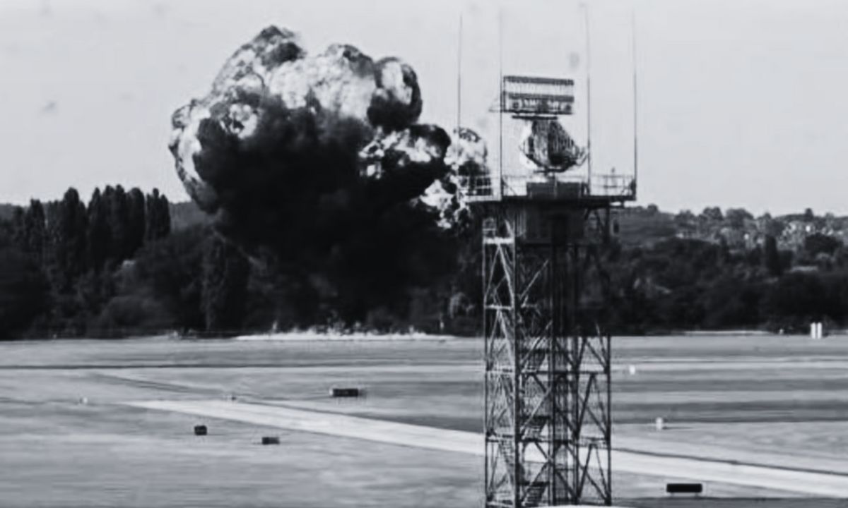 What caused the small plane crash at Southend Airport?