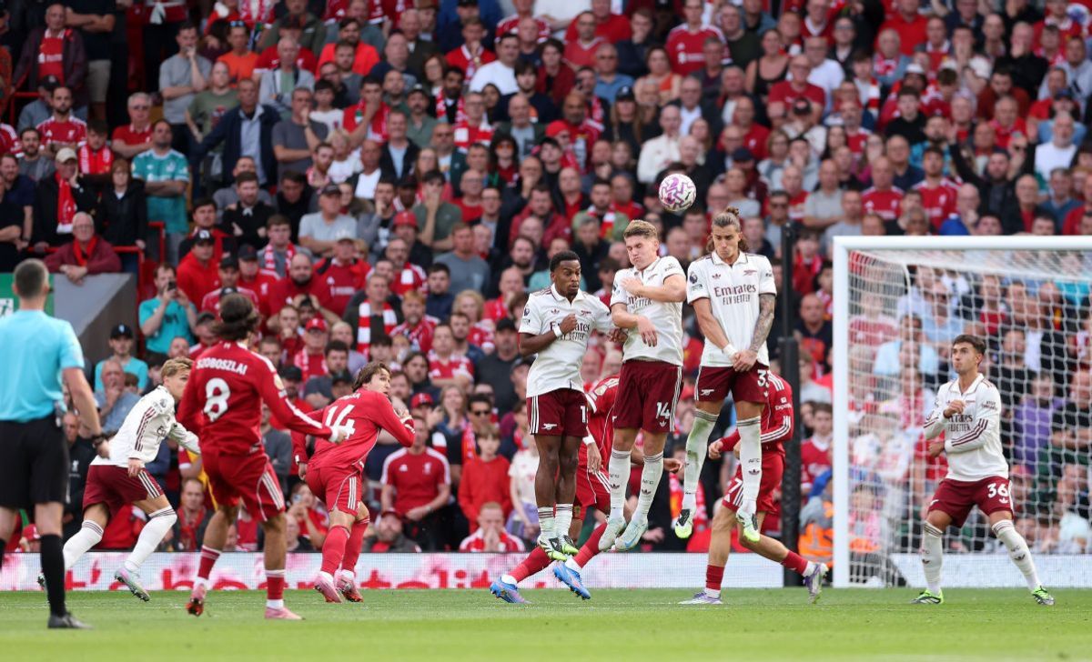 Liverpool beat Arsenal 1-0 to stay top